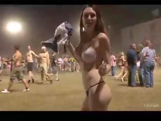 Meghan atletický amatér bruneta svlékání a walking v spodní prádlo a nahý venku a v veřejné