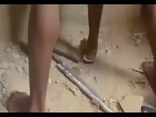 Africano nigerian ghetto adolescents gangbang un vergine / parte 1