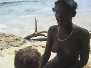 Berambut lebat warga afrika deity fuck euro adolescent dalam yang pantai